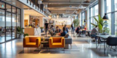 İnsanlarla ve kapalı alan bitkileriyle dolu canlı ve modern bir çalışma alanının odaklanmış görüntüsü. Saygıdeğer.