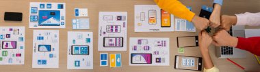 Girişim şirketi UI veya UX geliştiricisinin mobil uygulama ağı prototipi için kullanıcı arayüzü prototipini verimli bir takım çalışması ve güvenilir bir iş ortağı olarak masaya devretmesinin en iyi görünümü. Sinerjik