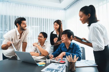 Veri analistleri ofis çalışanlarından oluşan bir ekip, mali, trend ve pazarlama verilerini analiz etmek için iş istihbaratı BI gösterge paneli üzerinde işbirliği yapmaktadır. BI yazılım kullanım sürücüsü iş başarısı. Tedbirli