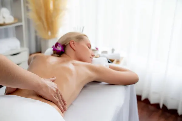 Kaukaska Klientka Ciesząca Się Relaksującym Antystresowym Masażem Spa Rozpieszczająca Odpoczynkiem — Zdjęcie stockowe