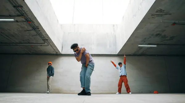 Grupo Hipster Con Estilo Realizan Bailes Juntos Edificio Feliz Bailarín —  Fotos de Stock