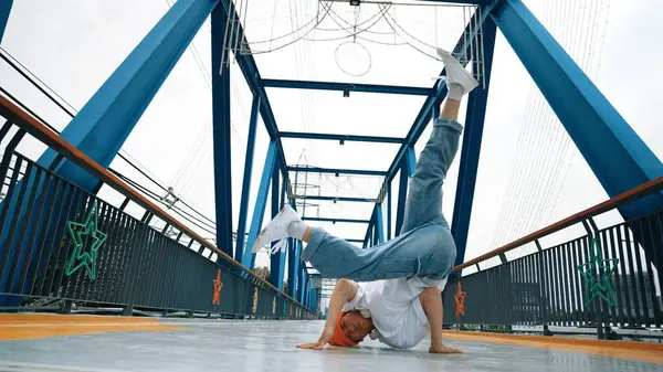 Profesyonel Break Dansçı Briç Sokak Dansı Yapıyor Asyalı Hippi Dondurucu — Stok fotoğraf