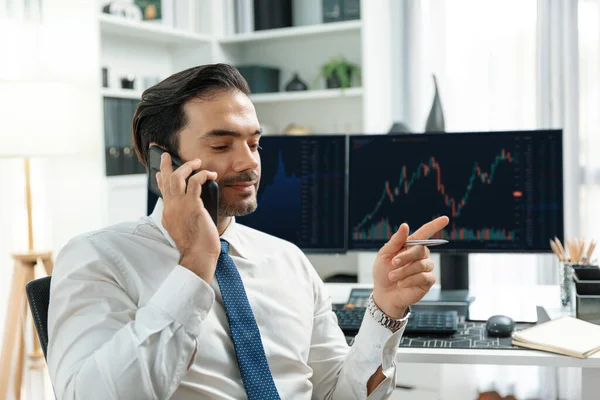 Comerciante Empresário Chamando Consultor Parceiro Com Dois Investimentos Bolsa Valores — Fotografia de Stock
