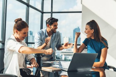 Bir grup mutlu iş adamı başarılı projelerini kutluyor. Profesyonel iş adamları modern ofisteki projeleriyle gurur duyuyorlar. Başarılı takım çalışması, mutlu iş arkadaşı, iş yeri. İzleme.