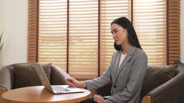 Szczęśliwa Uśmiechnięta Psycholog Pomocą Laptopa Rozmowy Wideo Online Diagnostyce Psychicznej — Wideo stockowe