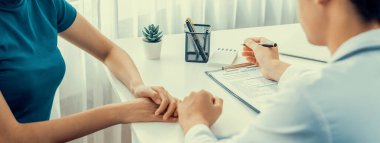 Hastanedeki ya da klinikteki doktor randevusuna katılan hasta, tıbbi tedavi seçeneğini tartışıyor ve hastayı teselli ederken teşhis sonuçlarını açıklıyor. Panorama Katı