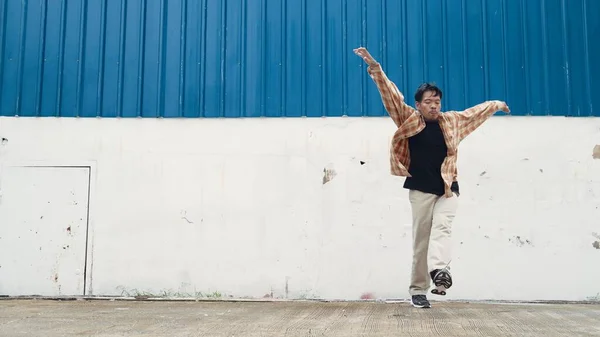 Coreógrafo Divertido Hispano Bailando Estilo Hip Hop Joven Bailarina Descanso — Foto de Stock