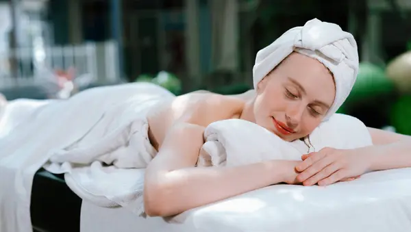 Beautiful Young Woman Relaxes Spa Bed Surrounded Nature Ready Body — Stock Photo, Image
