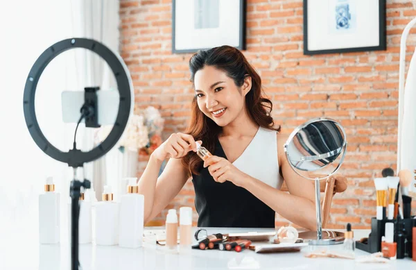 亚洲女性影响者在网上直播Vlog视频评论化妆最热门的社交媒体或博客 快乐少女与化妆品工作室照明营销录音会议在线广播 — 图库照片