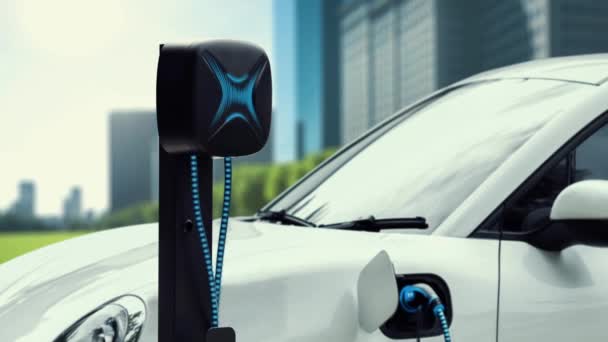 Die Batterie Eines Elektroautos Wird Mit Einem Futuristischen Smart Ladegerät — Stockvideo
