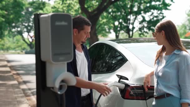 Auto Opladen Van Elektriciteit Voor Batterij Door Liefdevol Paar Reizen — Stockvideo