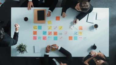 Akıllı iş adamlarının yukarıdan aşağıya bakış açısı pazarlama stratejisini tartışır ve paylaşır. İdari yönetici ise satışları ve yazı fikirlerini beyaz tahtaya bildirir. Başlangıç takımı birlikte çalışıyor. Müdürlük.