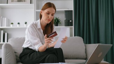 Stresli genç bayanın kredi kartı borçlarıyla ilgili mali sorunları var. Kötü kişisel para ve mortgage ödeme yönetimi krizinden korunmak için. Kadınlar aşırı harcama yüzünden finansal iflastan endişe ediyorlar.