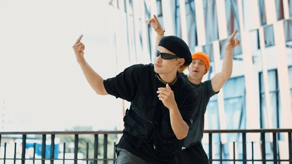 Arkadaşı Gökyüzü Dövüşçüsünün Arkasında Dans Ederken Asyalı Hipster Kameraya Bakıyor — Stok fotoğraf