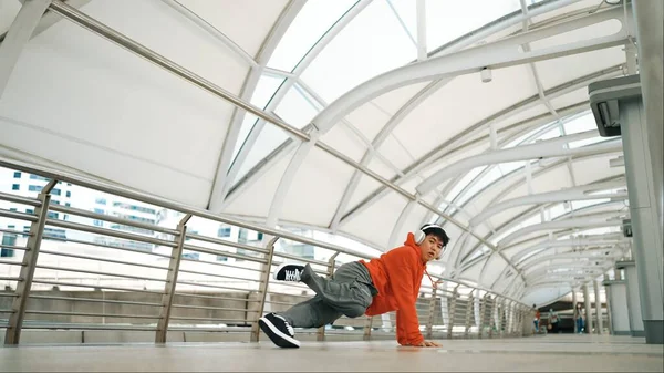 Motion Shot Hipster Con Auriculares Escuchar Música Hip Hop Mientras —  Fotos de Stock