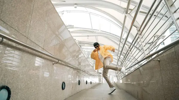 Skicklig Glad Asiatisk Hipster Promenader Medan Dansar Smal Korridor Närbild — Stockfoto