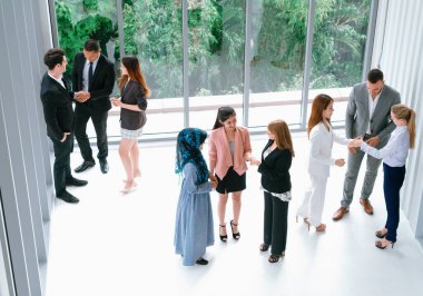 Birçok iş adamı şehirdeki iş konferansı için modern ofis binasında toplanıyor. İş adamları ve iş kadınları iletişimi ve insan kaynakları kavramı. uds