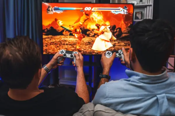 Przyjaciele Gracze Grający Gry Wideo Bojowych Sztuk Walki Fighter Telewizji — Zdjęcie stockowe