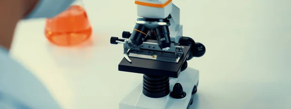 Badaczka Laboratoryjna Opracowuje Nową Medycynę Lub Leczy Pomocą Mikroskopu Postęp — Zdjęcie stockowe