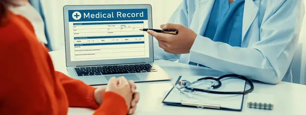 Laptop Zobrazit Lékařskou Zprávu Nebo Diagnostický Výsledek Zdraví Pacienta Rozmazané — Stock fotografie