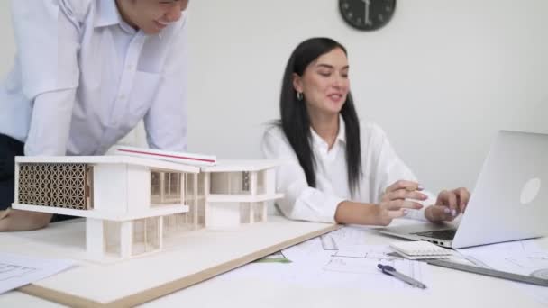 Glad Samarbeta Professionell Arkitekt Team Arbetar Tillsammans Genom Att Använda — Stockvideo