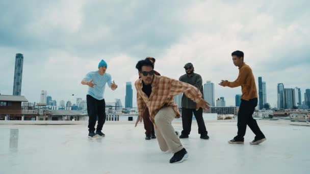 Профессиональная Команда Брейк Данса Практикует Танец Бой Время Мультикультурные Друзья — стоковое видео