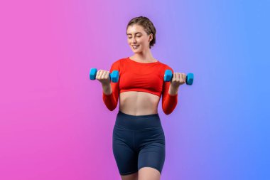 Vücut geliştirme egzersizi olarak izole edilmiş arka planda duran vücut geliştirme egzersizi olarak ağırlık kaldırmak için halterli atletik ve sportif bir kadın. Sağlıklı aktif ve vücut bakımı yaşam tarzı