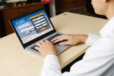 Online uçuş rezervasyon sitesi mod rezervasyon sistemi sağlar. Seyahat teknolojisi kavramı .