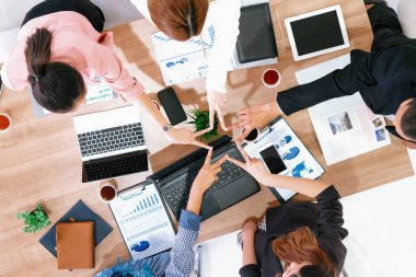 İş adamları ve iş kadınları, takım çalışması, destek ve iş birliğini gösteren çok kültürlü ofis odasındaki grup toplantılarında el ele tutuşuyorlar. Çeşitli işyerleri ve şirket çalışanları konsepti. uds