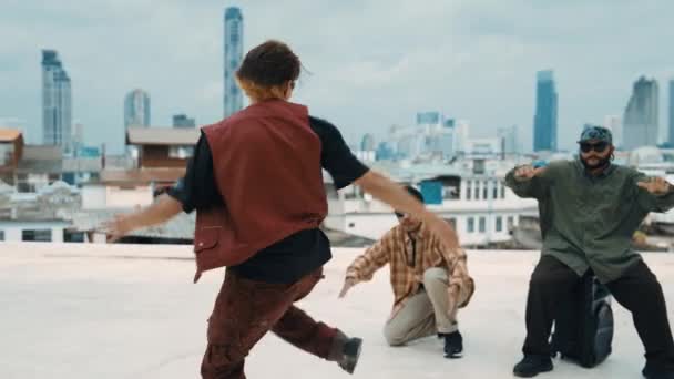 Професійна Команда Танцювальної Перерви Практикує Танець Хлопчика Під Час Багатокультурних — стокове відео