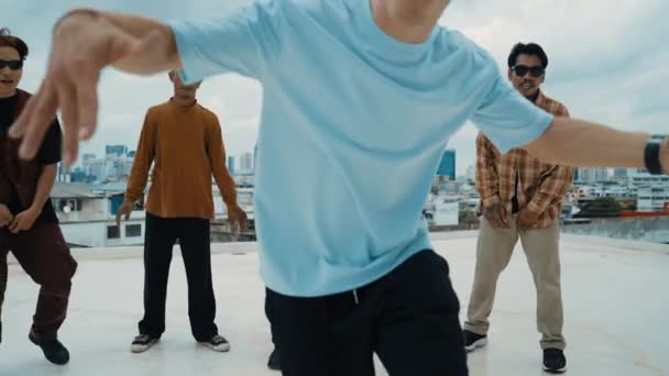 Profesionální Break Dance Team Cvičit Boy Tanec Zatímco Multikulturní Přátelé — Stock video