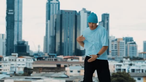 Профессиональная Кавказская Танцовщица Boy Практикует Уличные Танцы Крыше Городом Городом — стоковое видео