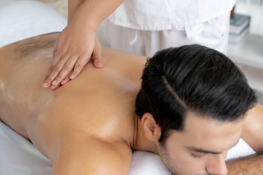 Kafkas erkek müşteri stres önleyici spa masajının keyfini çıkarıyor ve lüks otel veya oteldeki gündüz açık hava ortamında güzellik derisi eğlencesi ile şımartıyor. Sessiz.
