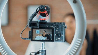 Arka görünüm, kamera ekranında kadın nüfuzunu gizler. Video görüntüleme, video görüntüleme, giysi, sosyal medya ya da blog. Canlı yayın için canlı stüdyo ışıklandırması olan kız canlı yayın pazarlama kaydı