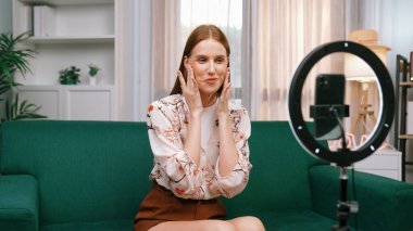 Kadın Etkilenen Vlog video görüntülerini canlı yayınlıyor Makyaj primi sosyal medya veya blog. Kozmetik stüdyosu ışıklandırmalı mutlu genç kız çevrimiçi pazarlama oturumu yayını için..