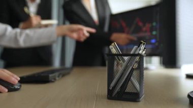 Hisse senedi borsası pazarlamasını analiz eden yavaş çekim şirketindeki yatırımcılar, kayıp için mum bar fiyatını analiz eden monitörlere bakıyor ve kazanç ve kâr elde ediyor. Filizlenen