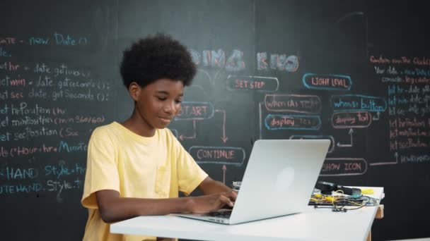 Akıllı Afrikalı Öğrenci Programlama Kodlama Yenilikçi Sistemi Beyaz Kız Ise — Stok video