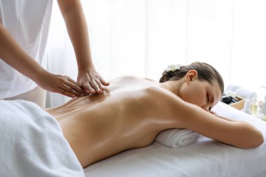 Kafkasyalı kadın müşteri stres önleyici spa masajının keyfini çıkarıyor ve lüks otel ya da oteldeki gündüz açık ortam güzellik salonunda güzellik teniyle eğleniyor. Sessiz.