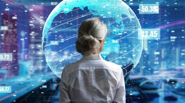 Üst düzey kadın programcı yapay zeka güdümlü pazarlama çözümleri için LISP Açık Robot Hologramı aracılığıyla yazılım analiz ediliyor.
