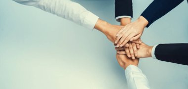 Analist ekip, başarılı iş stratejisi ve pazarlama planından sonra el ele verdi. Takım çalışması arkadaşları ve birlik işbirliği el ele vererek ofiste. Panoramik çekim. hatiplik