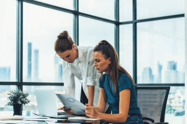 Genç, güzel, zeki iş adamları birlikte çalışıp mali istatistikleri tartışıyorlar. Bir grup farklı iş kadını modern ofiste dizüstü bilgisayar kullanarak fikir alışverişinde bulunuyor. İzleme.