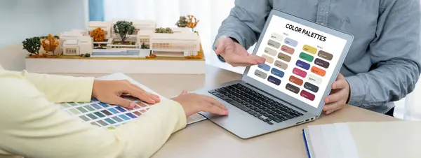 Arquiteto Profissional Apresenta Seleção Cores Usando Laptop Exibido Cor Enquanto — Fotografia de Stock