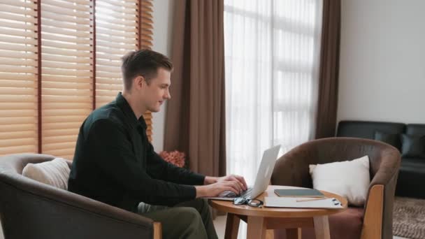 Männlicher Psychologe Sitzt Auf Einem Sessel Der Psychiatrie Oder Therapieraum — Stockvideo