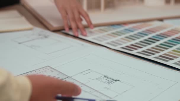 慢动作室内设计人员使用建筑设备绘制蓝图 室内设计人员根据客户需求从样品中选择合适的颜色和材料 — 图库视频影像