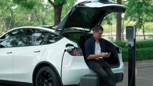 스마트 온라인 프로그램을 숲에서 충전소에서 자동차 배터리를 엑셀트 — 비디오