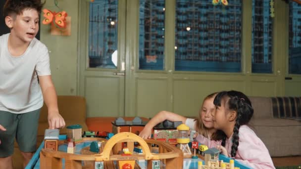 Wielokulturowa Dziewczyna Gra Zabawka Aby Poprawić Rozwijać Kreatywność Zróżnicowany Uczeń — Wideo stockowe