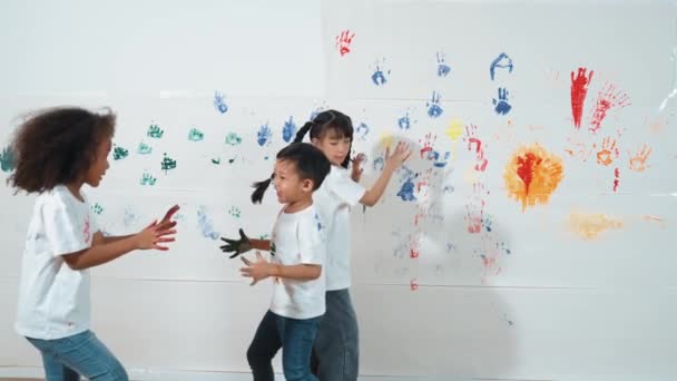 Zabawne Dzieci Bawiące Się Biegające Kolorowymi Poplamionymi Dłońmi Przed Białym — Wideo stockowe
