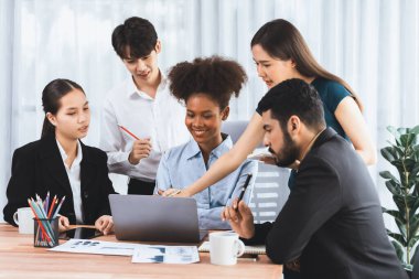 Çok ırklı analist ekibi toplantı masasındaki mali raporu analiz etmek için BI gösterge tablosunu kullanıyor. Çeşitli iş adamlarından oluşan bir grup, FIntech 'in veri analizini başarılı iş pazarlaması için kullanır. Uyum