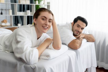 Kafkas çift müşterisi stres önleyici spa masajının keyfini çıkarıyor ve lüks otel veya oteldeki gündüz açık hava ortamında güzellik teniyle eğleniyor. Sessiz.