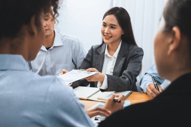 Çok ırklı analist ekibi toplantı masasındaki mali raporu analiz etmek için BI gösterge tablosunu kullanıyor. Çeşitli iş adamlarından oluşan bir grup, iş pazarlama kararı için FIntech 'in veri analizini kullanır. Uyum